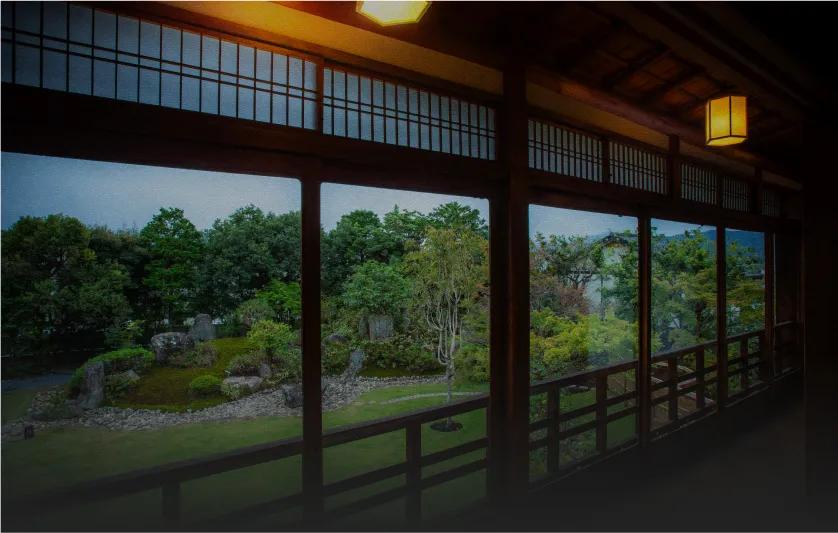 中から見た庭園の風景